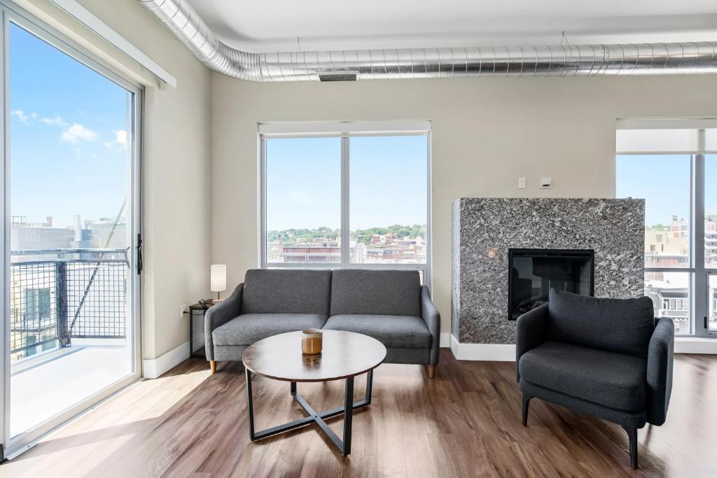 Upscale Two Bedroom Stay with Amazing Rooftop 748