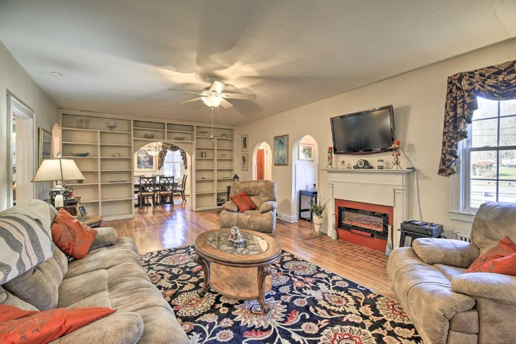 Homeplace with Yard - 10 Mi to Jenny Wiley! (Paintsville)