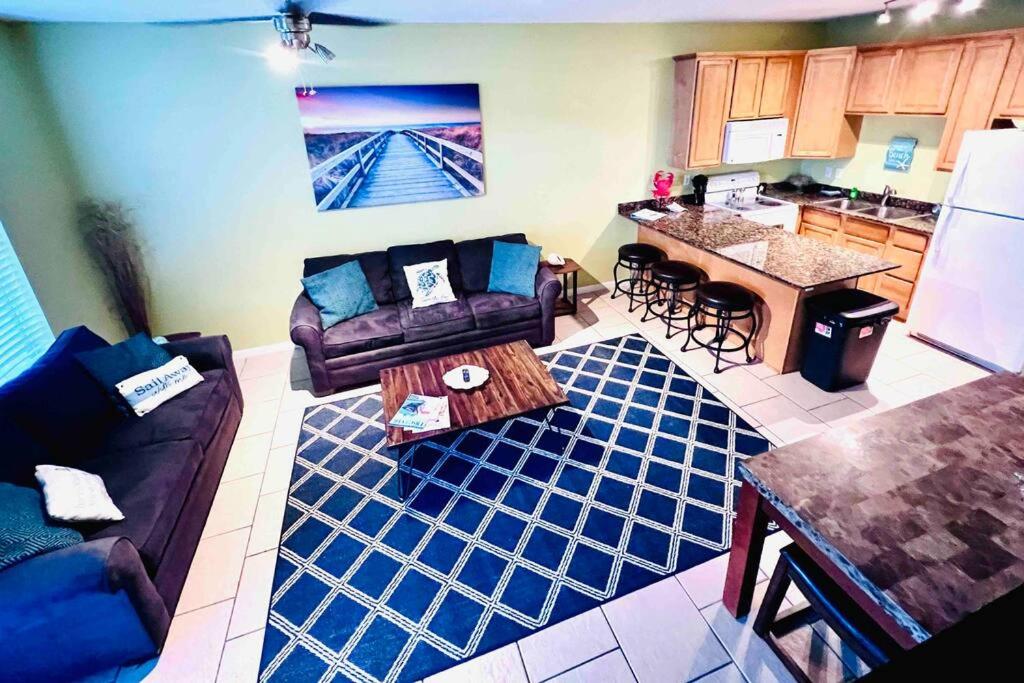 3/3 Home within walking distance of the beach! (Gulfport)