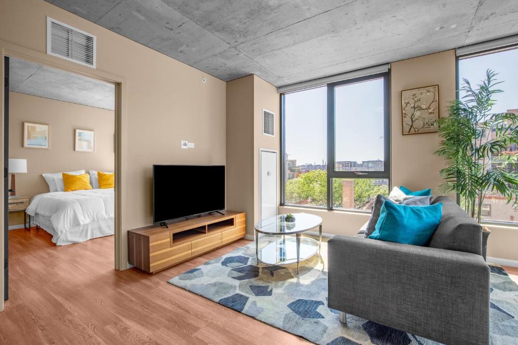 3BR Elegant Glass Penthouse Pool With Deck & Gym