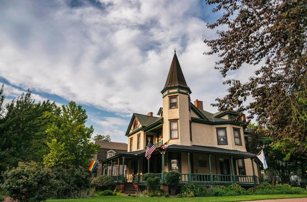 Hummingbird Inn (Easton)