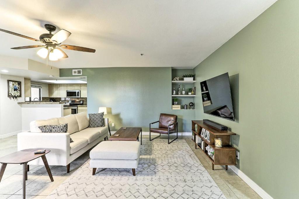 Phoenix Condo with Community Pool and Hot Tub!