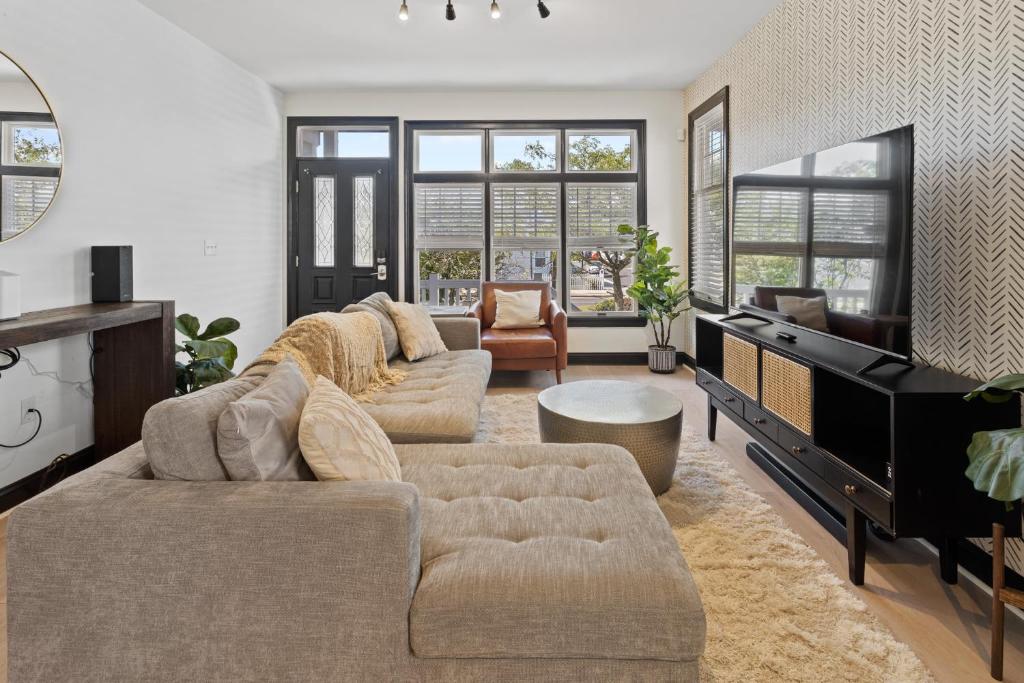 Stunning Designer 3BR 2BA - Water Views - Sleeps 9