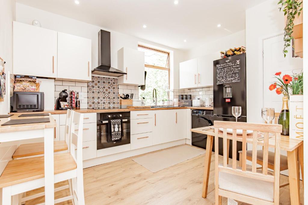 A'nB OXFORD - LOCATION LOCATION LOCATION!! Contemporary 2-bed FLAT with private lock-up parking in CENTRAL OX1