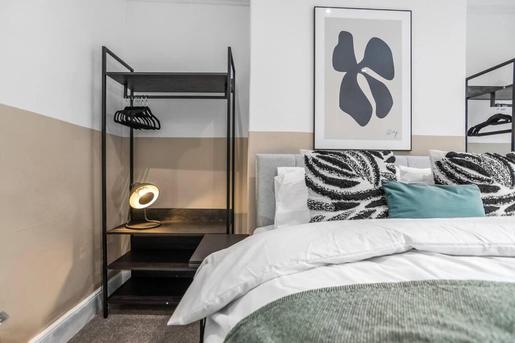 Newly refurbed 3 bedroom apartment