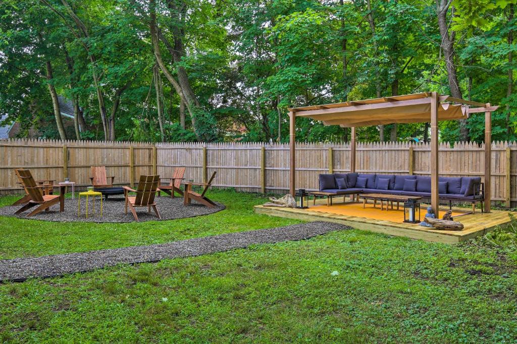 Chic Catskills Spring Getaway with Hot Tub and Firepit (Kingston)
