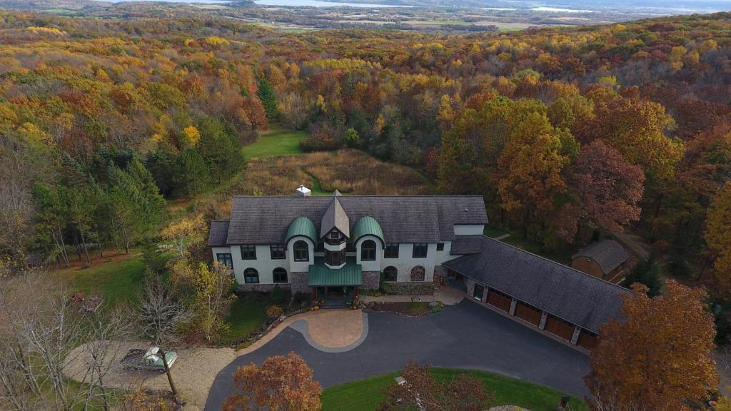 INN AT WAWANISSEE POINT (Baraboo)