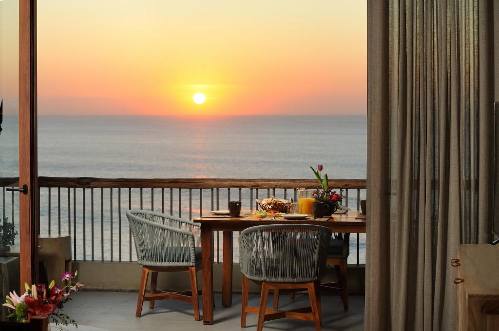 Hear the waves! Amazing beachfront condo with unbeatable views!