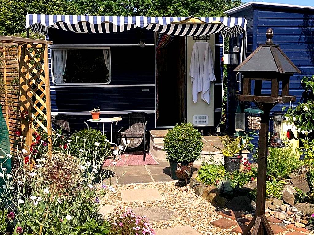 Down The Garden Path Vintage Caravan B&B