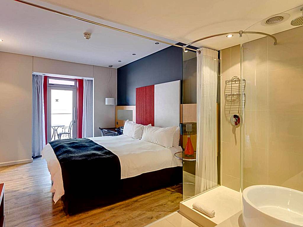 Protea Hotel Fire & Ice by Marriott Cape Town: Larger Guest room with Balcony