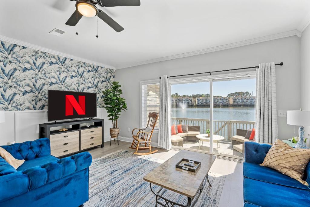 ☆Live on the Water! Lake Palmetto Palm w/ Patio - 10Min to Downtown & Beaches☆