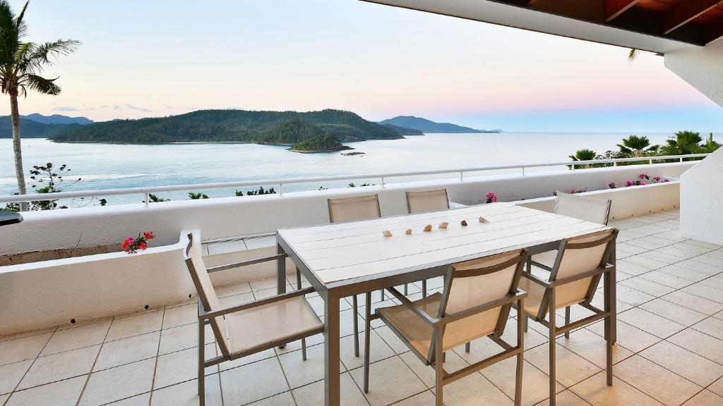 Bella Vista E9 - Ocean View Spacious 2 Bedroom with golf buggy
