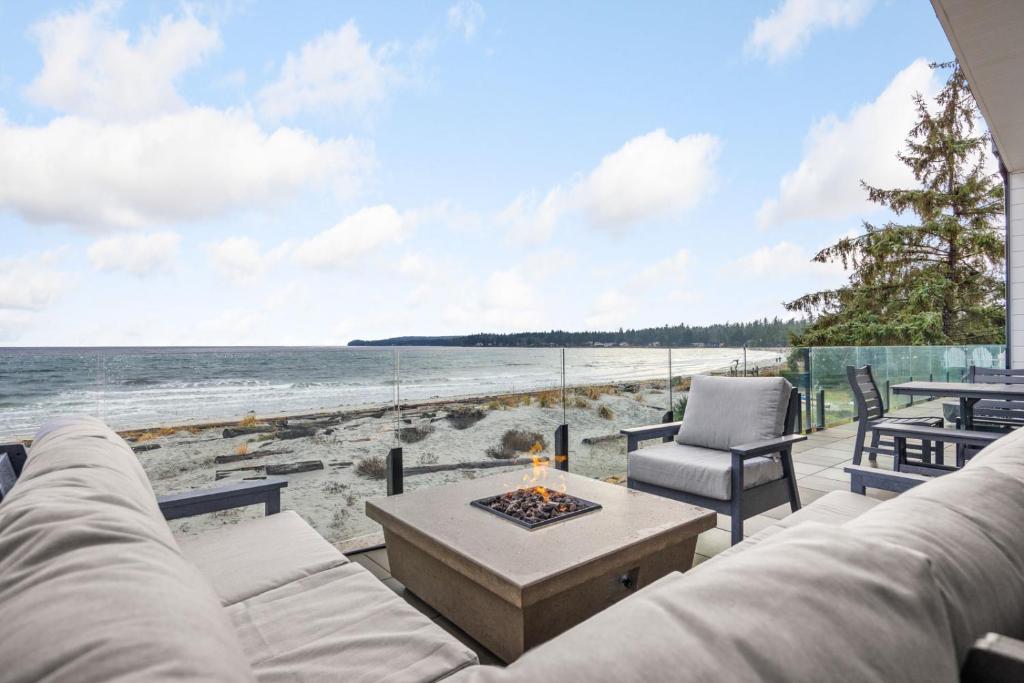 Beachfront Luxury retreat on Saratoga Beach!