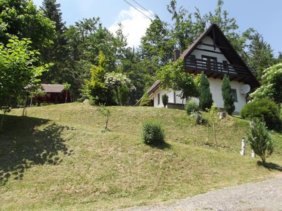 Kuća na osami pokraj jezera