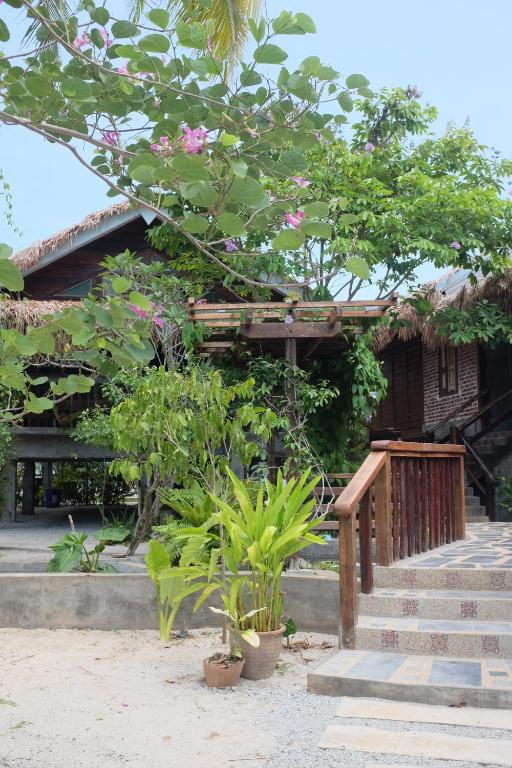 Panji Panji Tropical Wooden Home