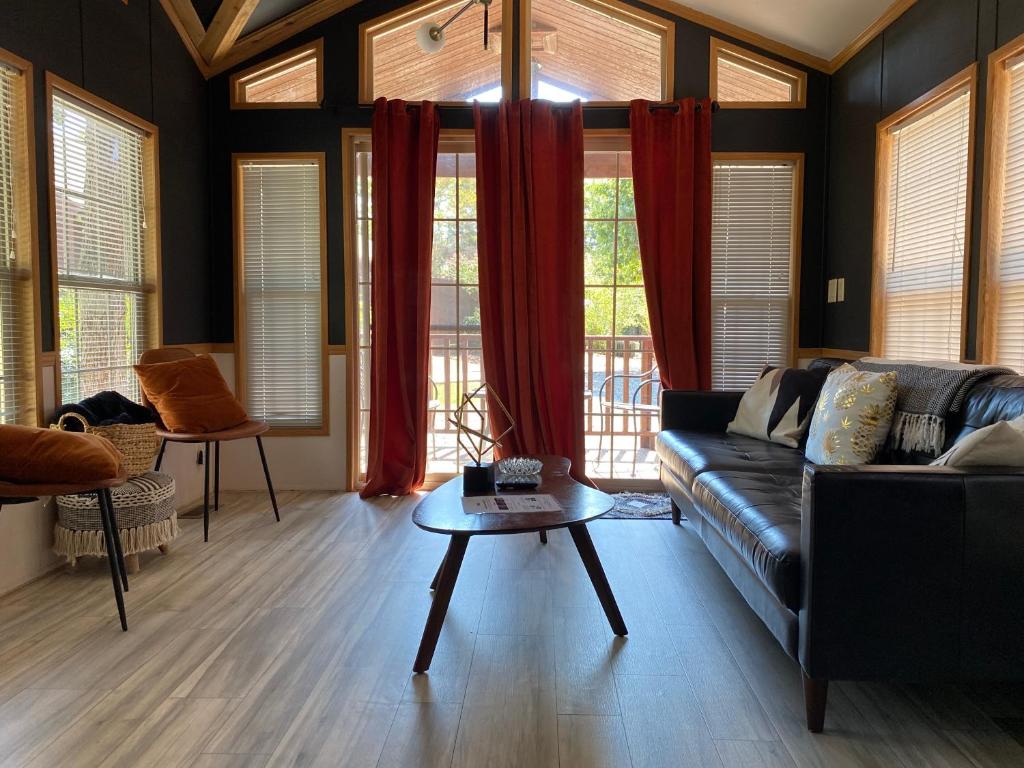 Thousand Oaks Resort - Cabin #1 with Hot Tub